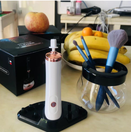 Automatic makeup cleaner brush