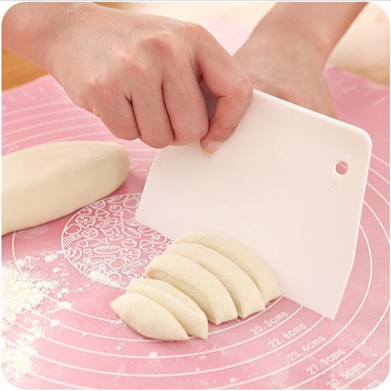 1PC Useful Cream Spatula DIY Pastry Cutters Fondant Dough Scraper Cake Cutter Pastry Baking Tool Kneading Dough Bag Kitchen Accessories